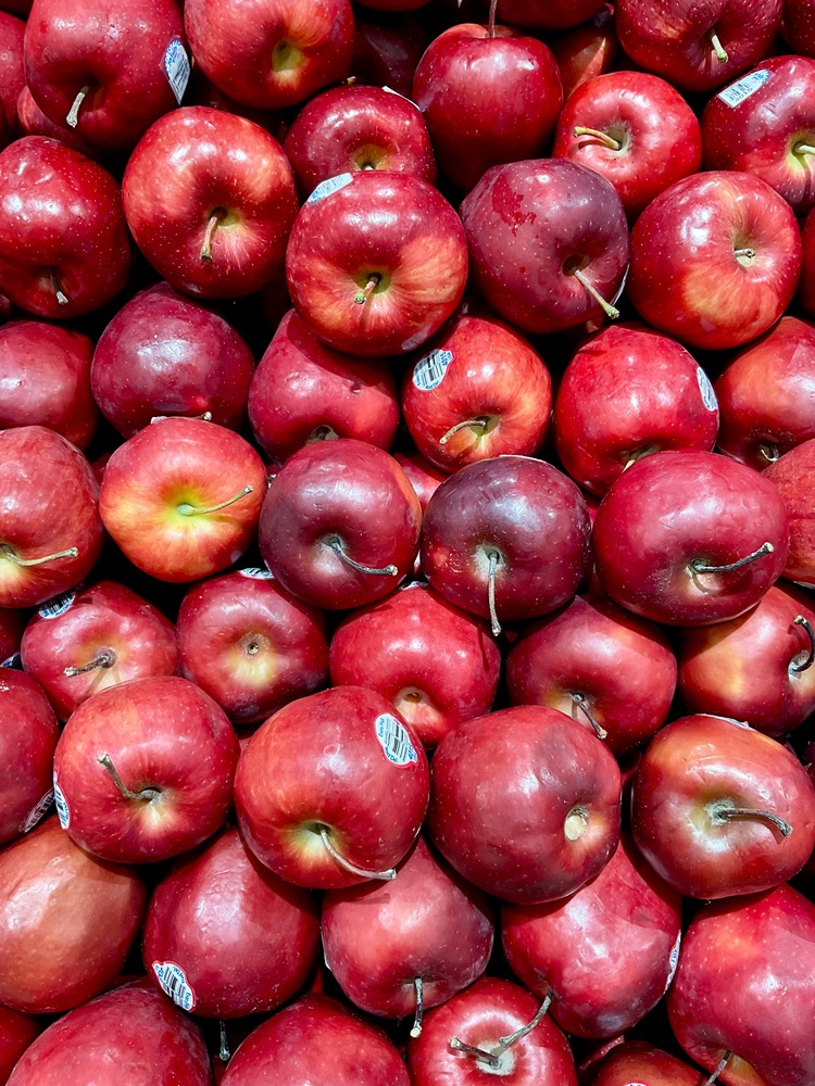 Jakarta,,Indonesia,-,July,27,,2023:,Fresh,Red,Apples,In content-image